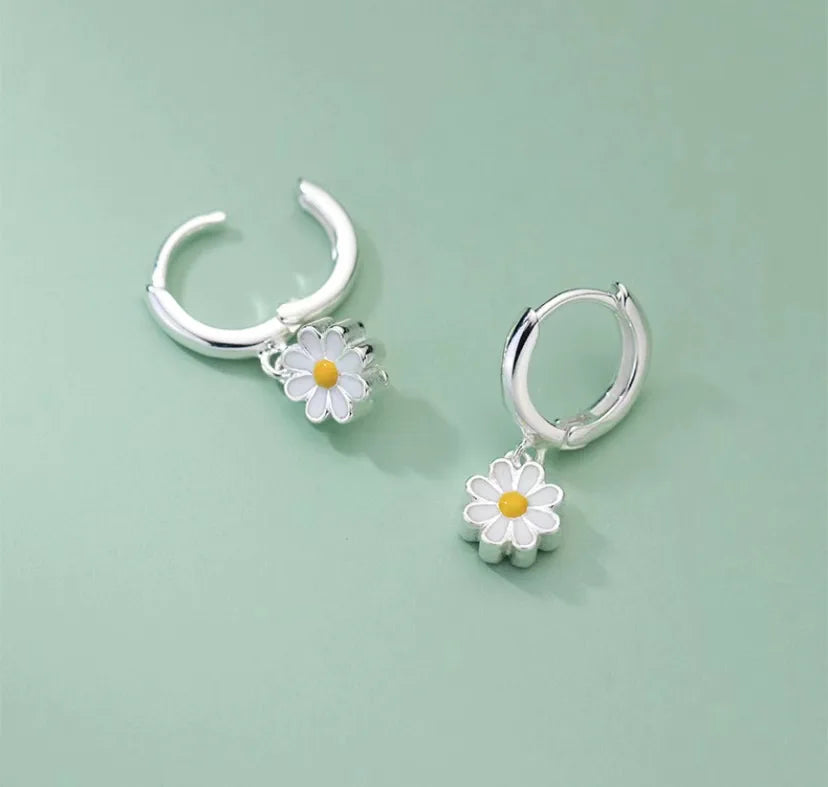 Silver Daisy Earrings – Delicate and Timeless Style